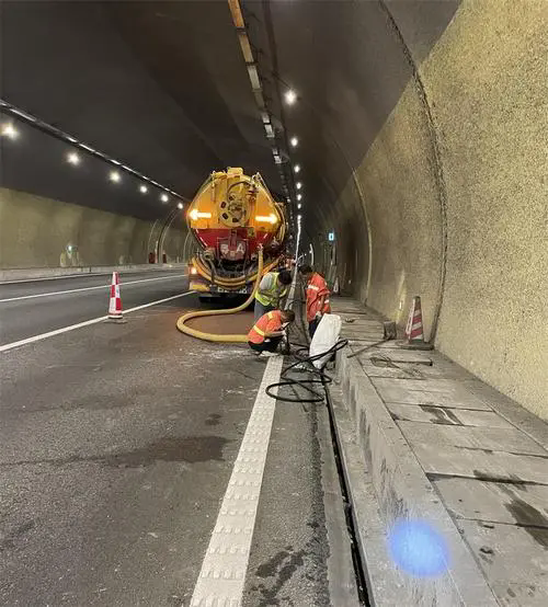 淮上隧道排水渠清淤